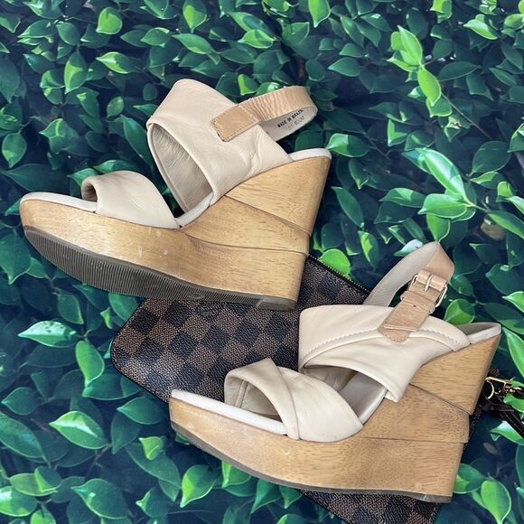 Diane Von Furstenberg cream leather w/abstract wooden wedge - Picture 5 of 8